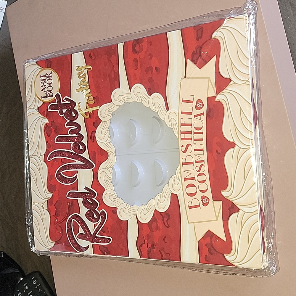 BOMBSHELL COSMETICA RED VELVET FANTASY LASHBOOK